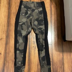 Athleta Essex hybrid camo tight